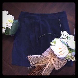 Beautiful pleated navy blue skirt: banana republic